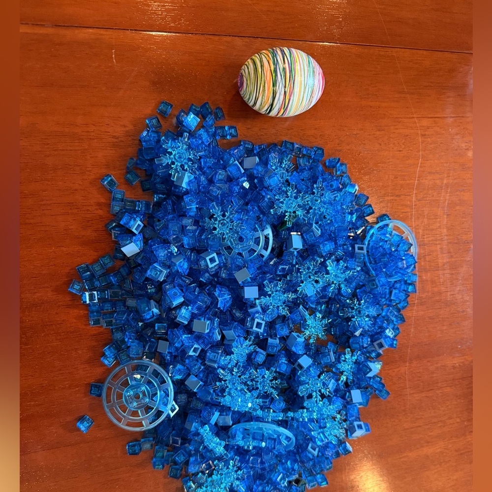 LEGO Roses - Fully Built + Bonus "Water" Pieces - Picture 5 of 7